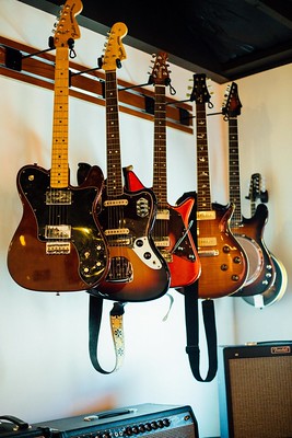 Guitar wall hangar (Flickr)