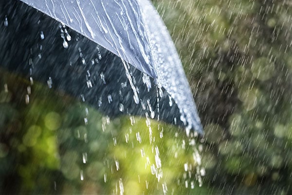 Gouttes de pluie tombant d’un parapluie noir