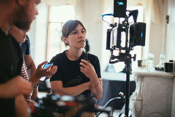 Femme sur le plateau : l'assurance cinéma expliquée