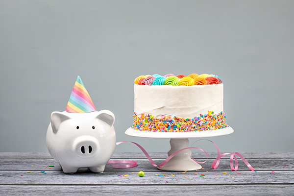 Piggy bank and cake: Birthday Party Insurance USA